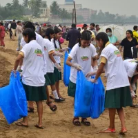 iStock-472102653-beach-cleaning